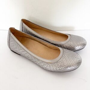 EUC Vionic Anita Silver Woven Leather Slip On Flats Size 9.5
